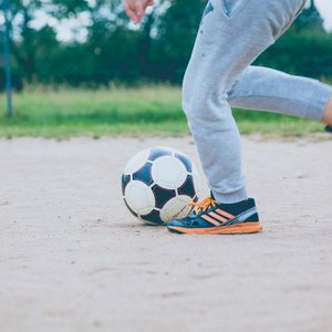 Vorschaubild Geschwindigkeit eines Fußballs mit phyphox messen