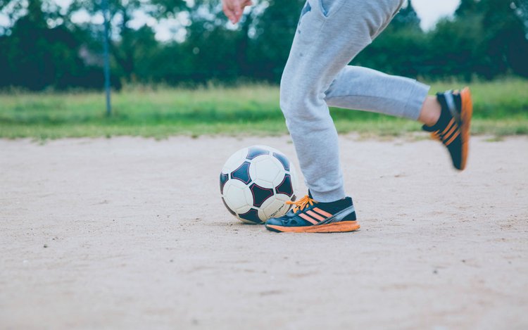 Geschwindigkeit eines Fußballs mit phyphox messen