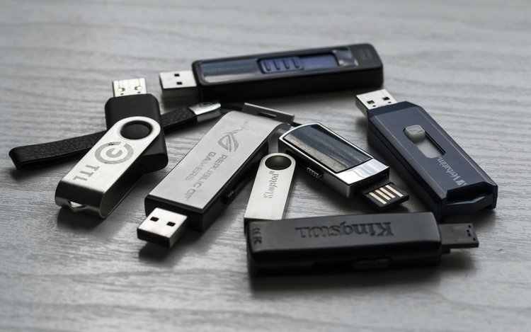 Wie passen hunderte von Fotos und Videos auf einen USB-Stick?
